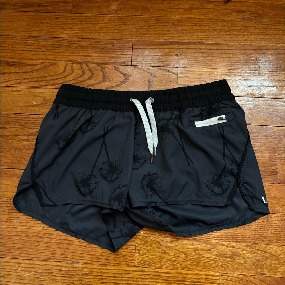 Vuori Clementine 2" Shorts Women's Small Gray Dandelion Athleisure Running Lined